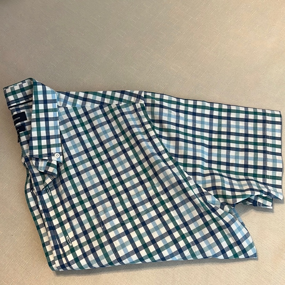 Men’s short sleeve polo button-down.  Sz. M